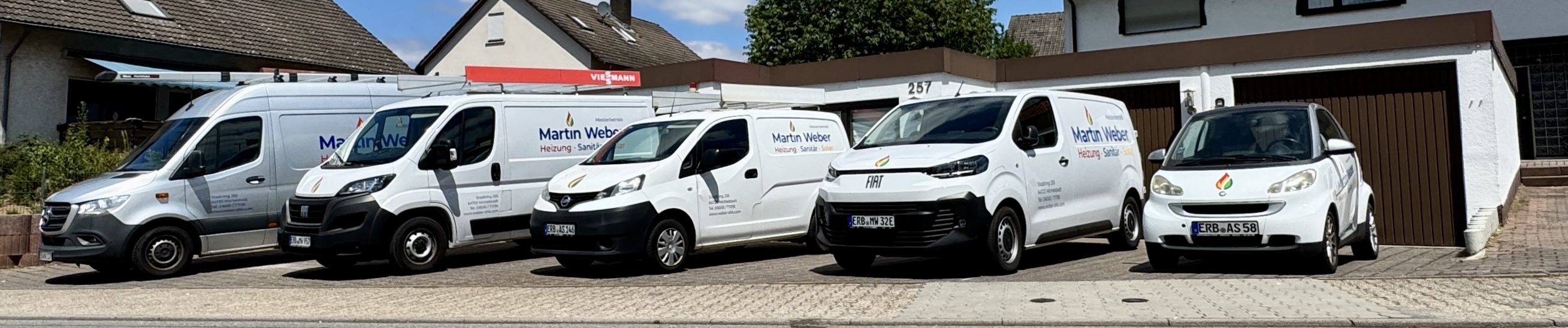 Die beschrifteten Servicefahrzeuge von Martin Weber Heizung Sanitär Solar vor dem Firmensitz in Michelstadt