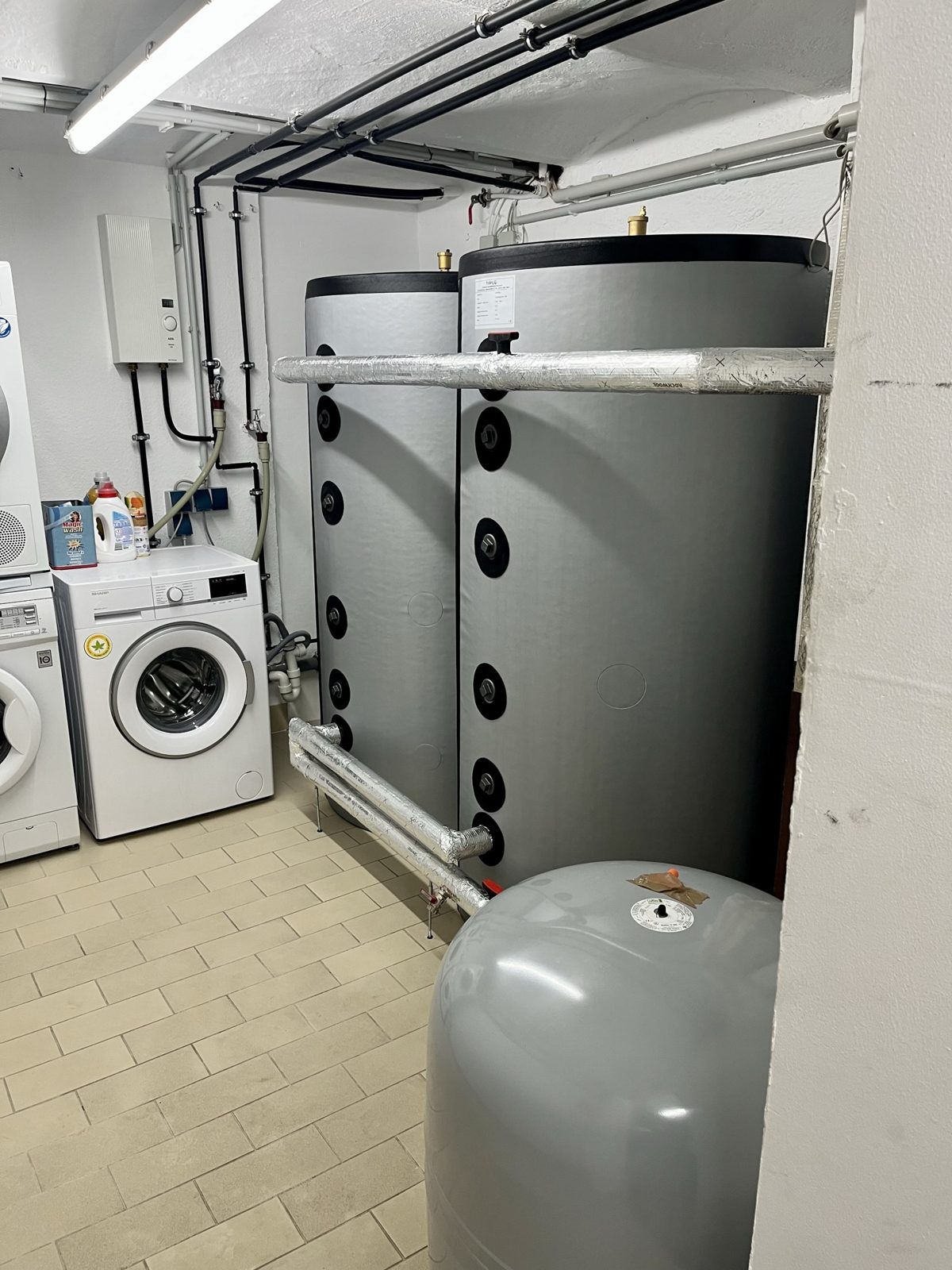 Zwei Warmwasserspeicher mit Dämmung im Heizungskeller
