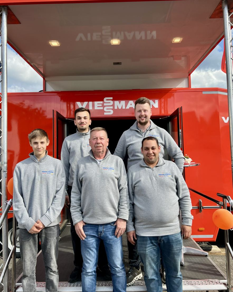 Martin Weber und sein Team vor dem Viessmann-Servicemobil